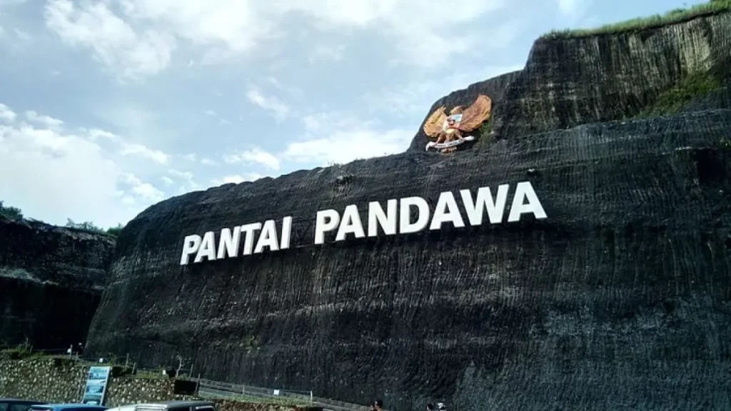 Sepuluh tempat wisata terbaik dan populer di Bali untuk dikunjungi mencakup destinasi ikonik dari pantai hingga pegunungan